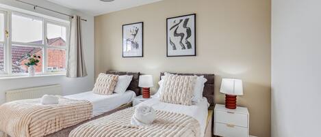 3 habitaciones, tabla de planchar con plancha y cuna de viaje