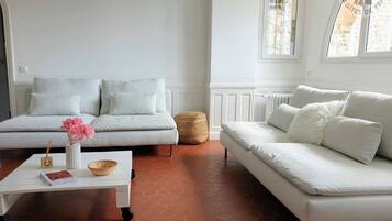 Televisie, een open haard en een tafeltennistafel