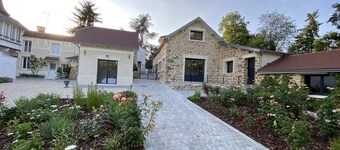 Charming Renovated Cottage in 2-Hectare Park with Fishing Pond, Near Forest, Close to Versailles