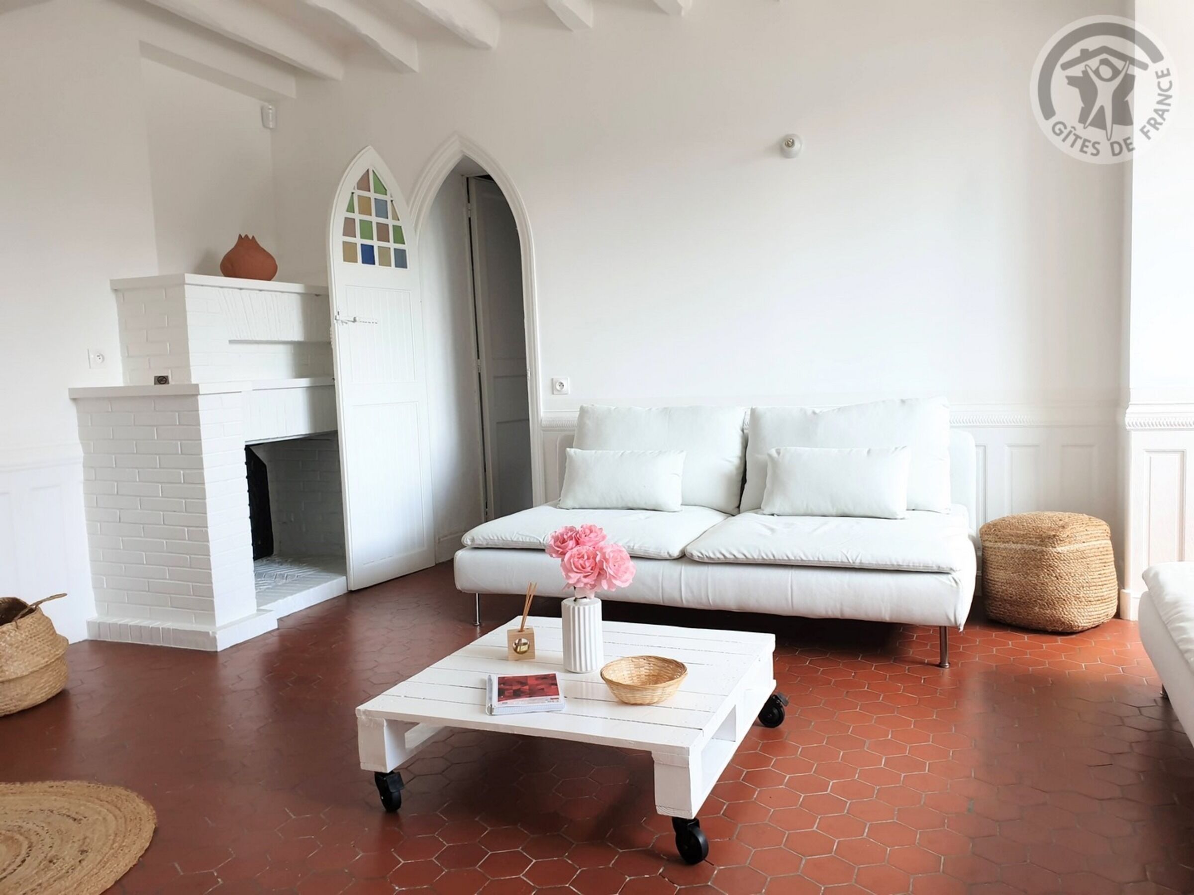 Télévision, cheminée, table de tennis de table