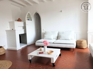 Televisión, chimenea y tenis de mesa