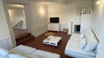 Televisie, een open haard en een tafeltennistafel