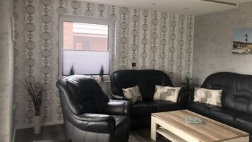 Smart-TV, DVD-Player, Bücher, Musikbibliothek