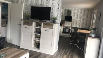 Smart-TV, DVD-Player, Bücher, Musikbibliothek