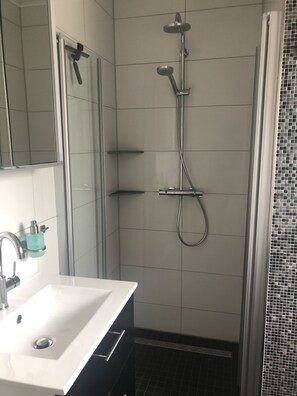 Douche, serviettes fournies, savon, papier toilette