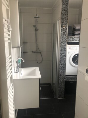 Dusche, Handtücher, Seife, Toilettenpapier