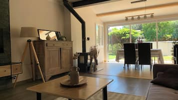 TV connectée, livres, écrans d'ordinateur