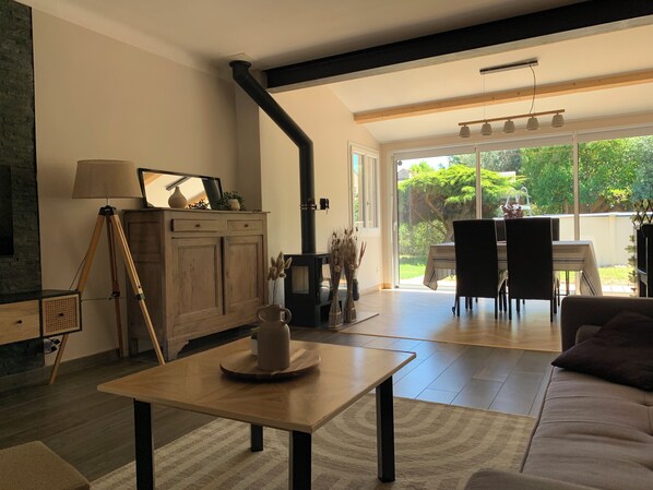 TV connectée, livres, écrans d'ordinateur