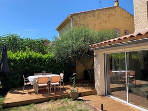 Outdoor dining - Cosy house in peaceful setting 10 minutes from Avignon (Le Pontet)