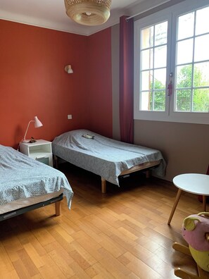 3 soverom, skrivebord, strykejern/-brett og reiseseng for barn