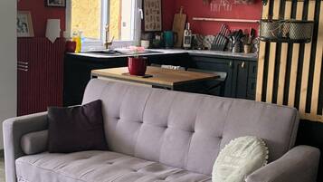 TV connectée, livres, écrans d'ordinateur