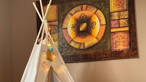 A cozy room with a white tent, a colorful abstract painting, and a plush toy. - Cosy house in peaceful setting 10 minutes from Avignon (Le Pontet)