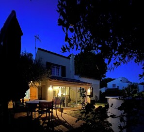 Outdoor dining - Cosy house in peaceful setting 10 minutes from Avignon (Le Pontet)