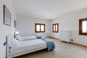 4 bedrooms, iron/ironing board, free WiFi, bed sheets