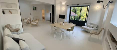 Télévision, cheminée