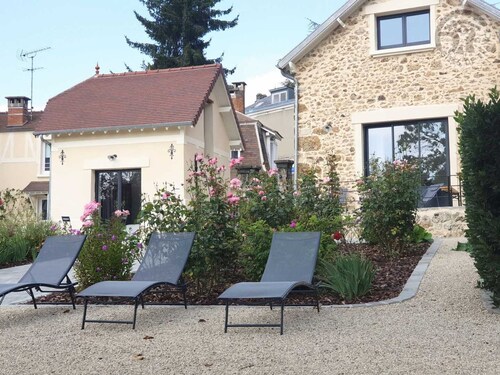 Luxurious 150m² Cottage with Fishing Pond in a 2-Hectare Park, Near Paris & Versailles