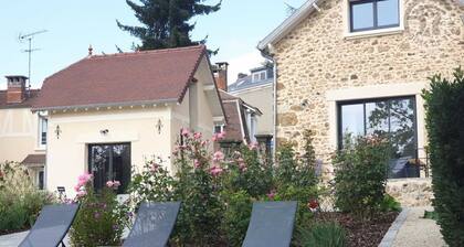 Luxurious 150m² Cottage with Fishing Pond in a 2-Hectare Park, Near Paris & Versailles