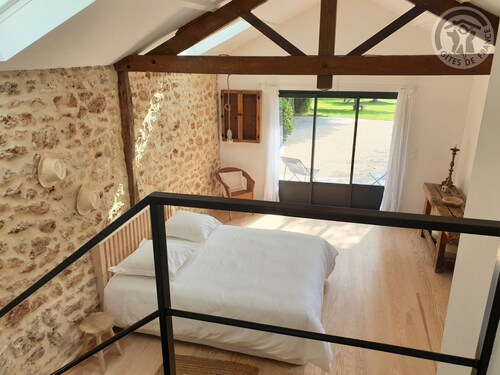 Luxurious 150m² Cottage with Fishing Pond in a 2-Hectare Park, Near Paris & Versailles