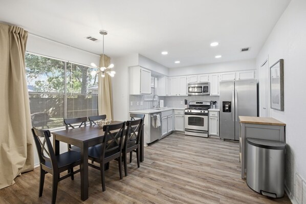 Fridge, microwave, oven, dishwasher - Great North Austin Location by AustinGetaways! (Austin)
