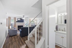 TV - Great North Austin Location by AustinGetaways! (Austin)