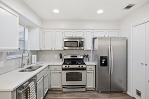 Fridge, microwave, oven, dishwasher - Great North Austin Location by AustinGetaways! (Austin)