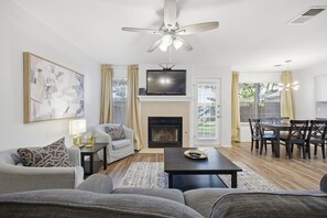TV - Great North Austin Location by AustinGetaways! (Austin)