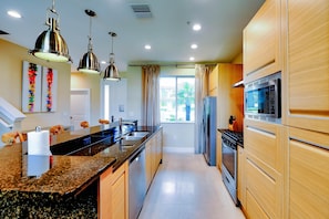 Rumah (BEAUTIFUL Townhome OVERLOOKING THE LA) | Eksterior