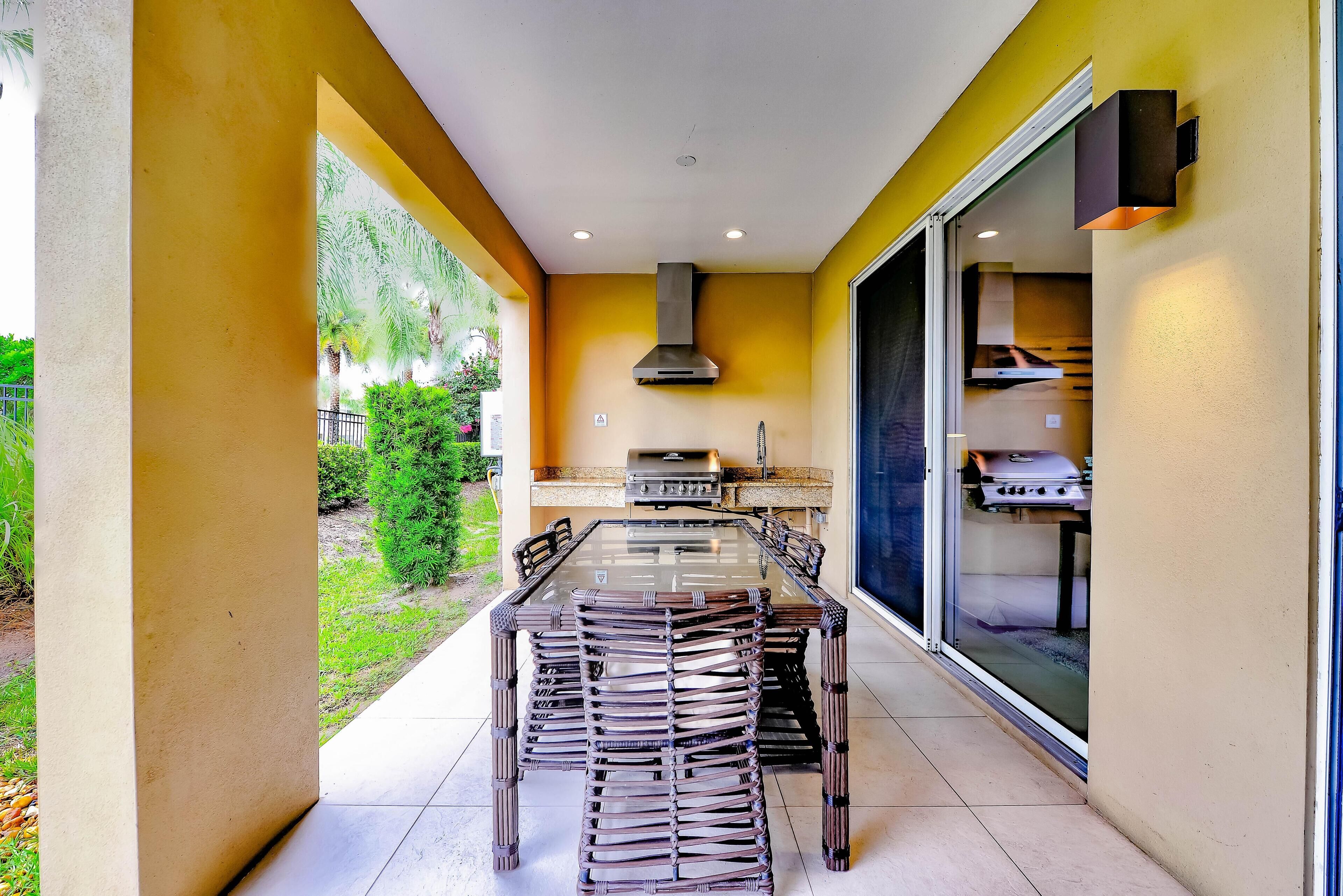 House (BEAUTIFUL Townhome OVERLOOKING THE LA) | Exterior