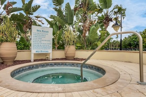 Ein Wellness-Pool mit einem Schild, das Regeln auflistet und einen Hinweis mit 'Nicht tauchen' enthält.
