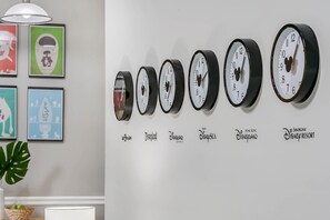 Un mur orné d’horloges et de logos des parcs Disney.