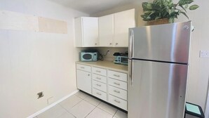 Studio (Studio with full bed near the beach!!) | Private kitchen