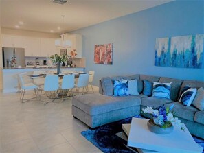 Casa (Brand New Condo at Champion Gate with) | Sala de estar