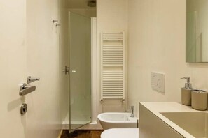 Douche, séchoir à cheveux, bidet, serviettes fournies