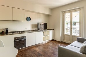 Kjøleskap, ovn, oppvaskmaskin og kjøkkenutstyr