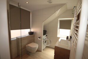 シャワー、ヘアドライヤー、トイレットペーパー