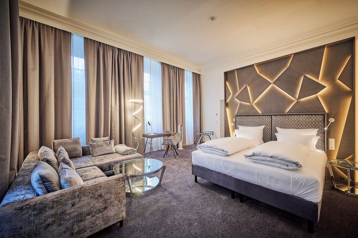 deluxe suite, 1 king bed, bathtub, city view | 1 bedroom, premium bedding, down duvets, minibar