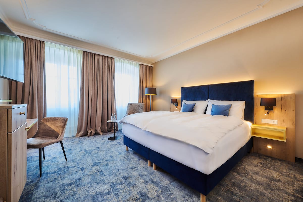 Standaard tweepersoonskamer, 1 queensize bed, privébadkamer | 1 slaapkamer, luxe beddengoed, donzen dekbedden, een minibar