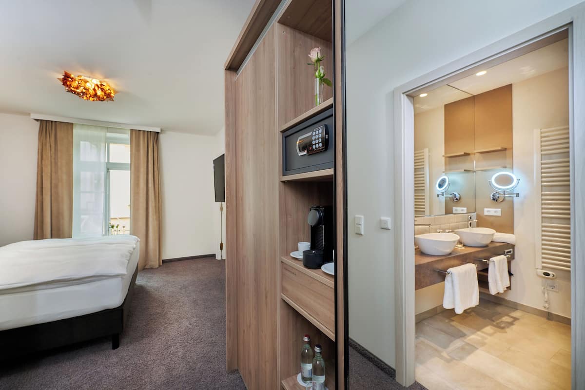 Junior suite, 1 kingsize bed, bad, uitzicht op stad | 1 slaapkamer, luxe beddengoed, donzen dekbedden, een minibar