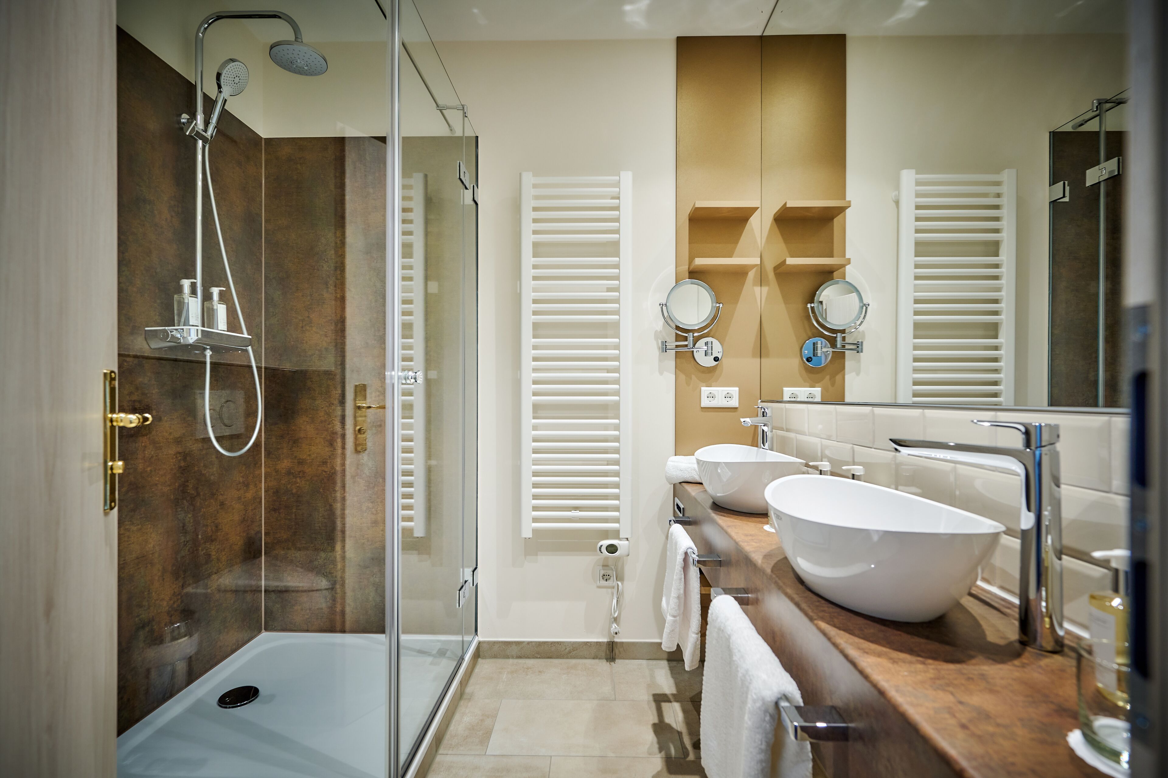 standard double room, 1 queen bed, private bathroom | bathroom | hair dryer, towels, soap, shampoo