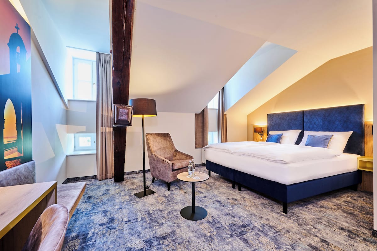 superior double room, 1 king bed, private bathroom | 1 bedroom, premium bedding, down duvets, minibar