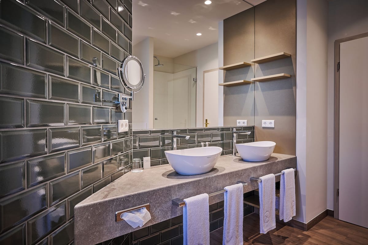 deluxe suite, 1 king bed, bathtub, city view | bathroom | hair dryer, towels, soap, shampoo