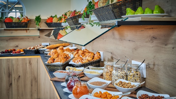 A buffet with various food items including fruits, pastries, and cereals. - Hotel Zur Post Altötting (Altötting)