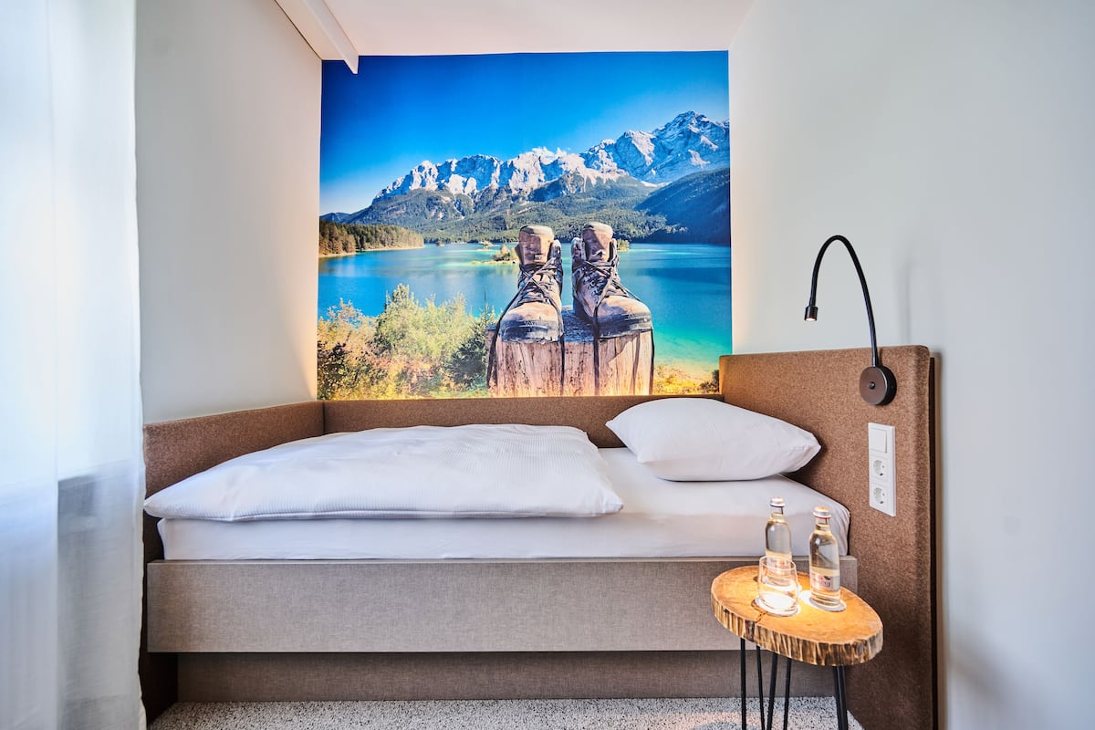 standard single room, 1 single bed, private bathroom (pilgerzimmer) | 1 bedroom, premium bedding, down duvets, minibar