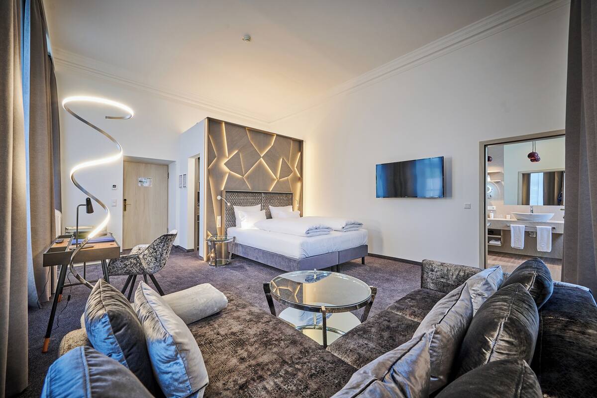 Deluxe suite, 1 kingsize bed, bad, uitzicht op stad | 1 slaapkamer, luxe beddengoed, donzen dekbedden, een minibar