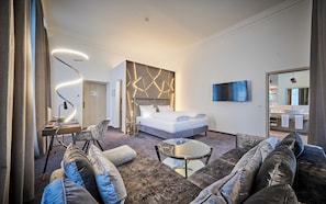 Deluxe Suite, 1 Katil Raja (King), Bathtub, City View | Peralatan tempat tidur premium, gebar bulu kapas, bar mini 