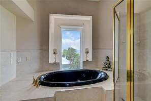 Ensemble douche/baignoire, baignoire à jets, sèche-cheveux, bidet