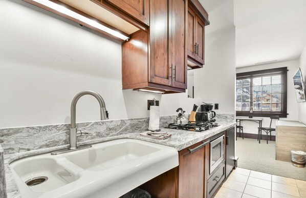 Fridge, microwave, stovetop, dishwasher