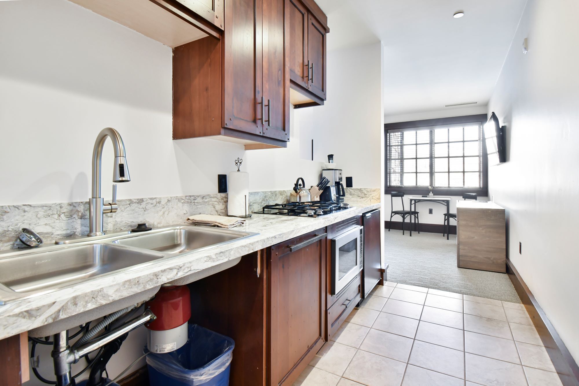 Microondas, placa de cocina, lavavajillas, cafetera/tetera