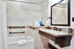 Ensemble douche/baignoire, sèche-cheveux, serviettes fournies