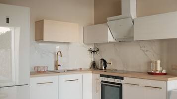 Luxury Studio Suite | Private kitchen | Coffee/tea maker, electric kettle